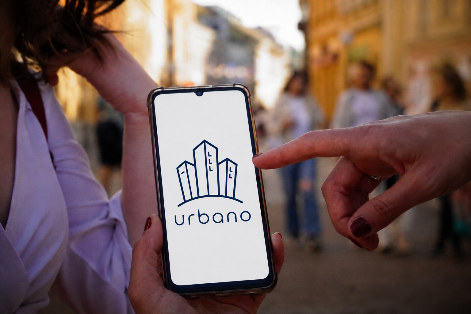 Građanka drži telefon sa Urbano aplikacijom u centru Banje Luke